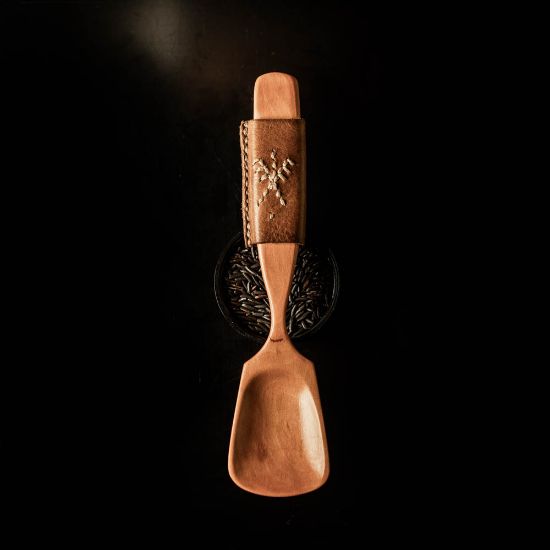 Image de Cuillère en poirier et cuir brodé Etnik