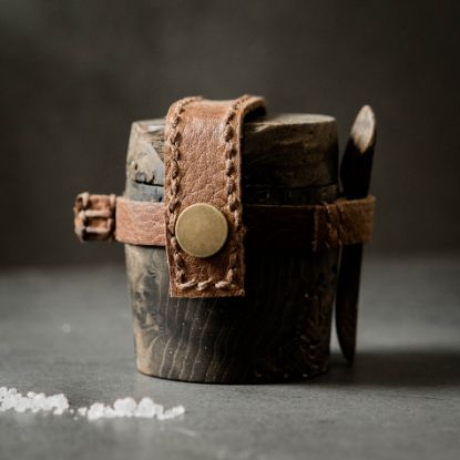Image de boite à sel en loupe d'orme et cuir avec cuillère ormea I