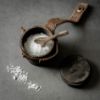 Image de boite à sel en loupe d'orme et cuir avec cuillère ormea I