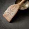 Image de Large spatule de cuisine en noyer Vegvísir