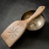Image de Large spatule de cuisine en noyer Vegvísir