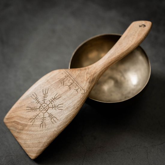 Image de Large spatule de cuisine en noyer Vegvísir