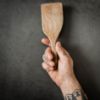 Image de Large spatule de cuisine en noyer Vegvísir