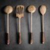 Image de Set d'ustensiles de cuisine en noyer et cuir Goa
