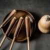 Image de Set d'ustensiles de cuisine en noyer et cuir Goa