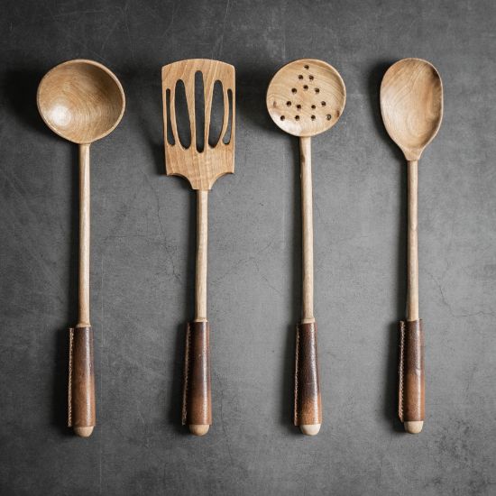 Image de Set d'ustensiles de cuisine en noyer et cuir Goa
