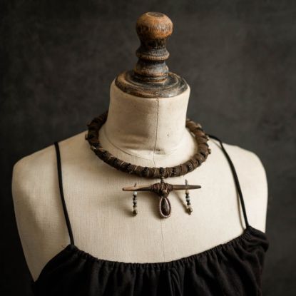 Image de Collier tribal torque médaillon gravé en noyer Eirún