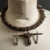 Image de Collier tribal torque médaillon gravé en noyer Eirún