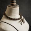 Image de Collier tribal torque médaillon gravé en noyer Eirún