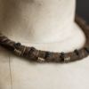 Image de Collier tribal torque médaillon gravé en noyer Eirún