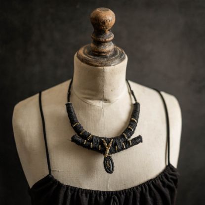 Image de Collier tribal torque médaillon gravé en ébène Ravok