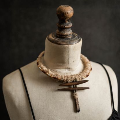 Image de Collier tribal torque talisman en noyer Freya