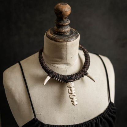 Image de Collier tribal torque pendentif en érable Valkara