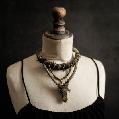 Image de Collier tribal talisman en noyer Thorn