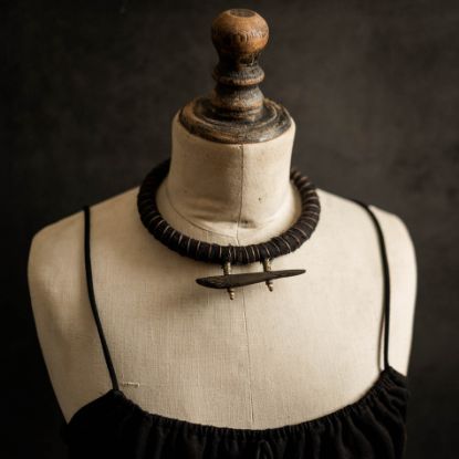 Image de Collier tribal torque pendentif en noyer Tiziri