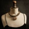 Image de Collier tribal torque pendentif gravé en noyer Máni