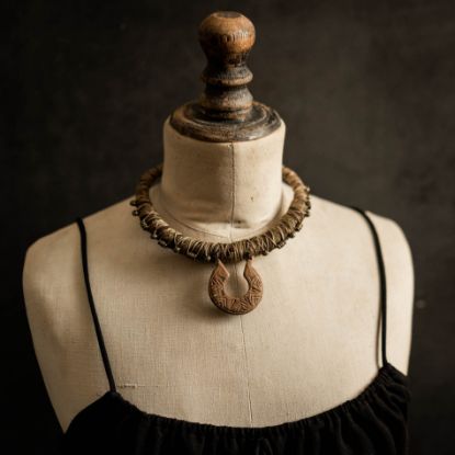 Image de Collier tribal torque pendentif gravé en noyer Máni