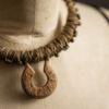 Image de Collier tribal torque pendentif gravé en noyer Máni
