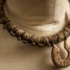 Image de Collier tribal torque pendentif gravé en noyer Máni