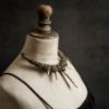 Image de Collier tribal torque talisman et crocs en érable Vaeliss