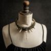 Image de Collier tribal torque talisman et crocs en érable Vaeliss