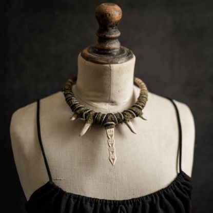 Image de Collier tribal torque talisman et crocs en érable Vaeliss