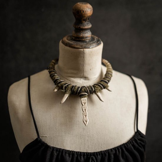Image de Collier tribal torque talisman et crocs en érable Vaeliss