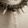 Image de Collier tribal torque talisman et crocs en érable Vaeliss