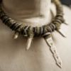Image de Collier tribal torque talisman et crocs en érable Vaeliss