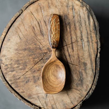Image de Cuillère en noyer et résine Marea