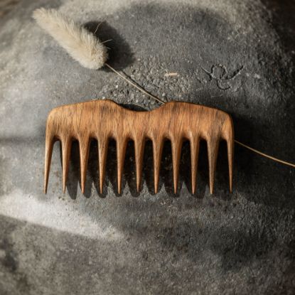 Agrandir l'image de Peigne en noyer massif Image de Peigne en noyer massif